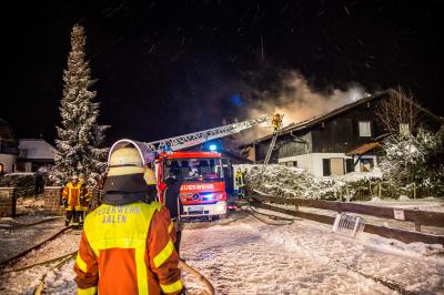 Aalen-Waldhausen: Dachstuhlbrand mit langwierigen Nachloescharbeiten